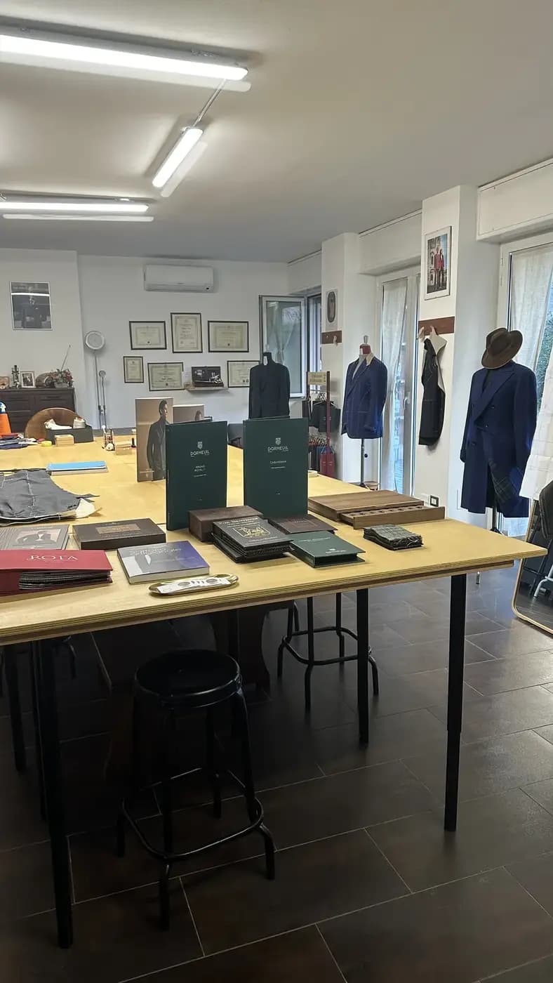 La differenza tra sartoria Bespoke, su-misura e in confezione. Un'introduzione all'apprendimento della sartoria a mano – Lentini Bespoke – Atelier Forbici d'Oro