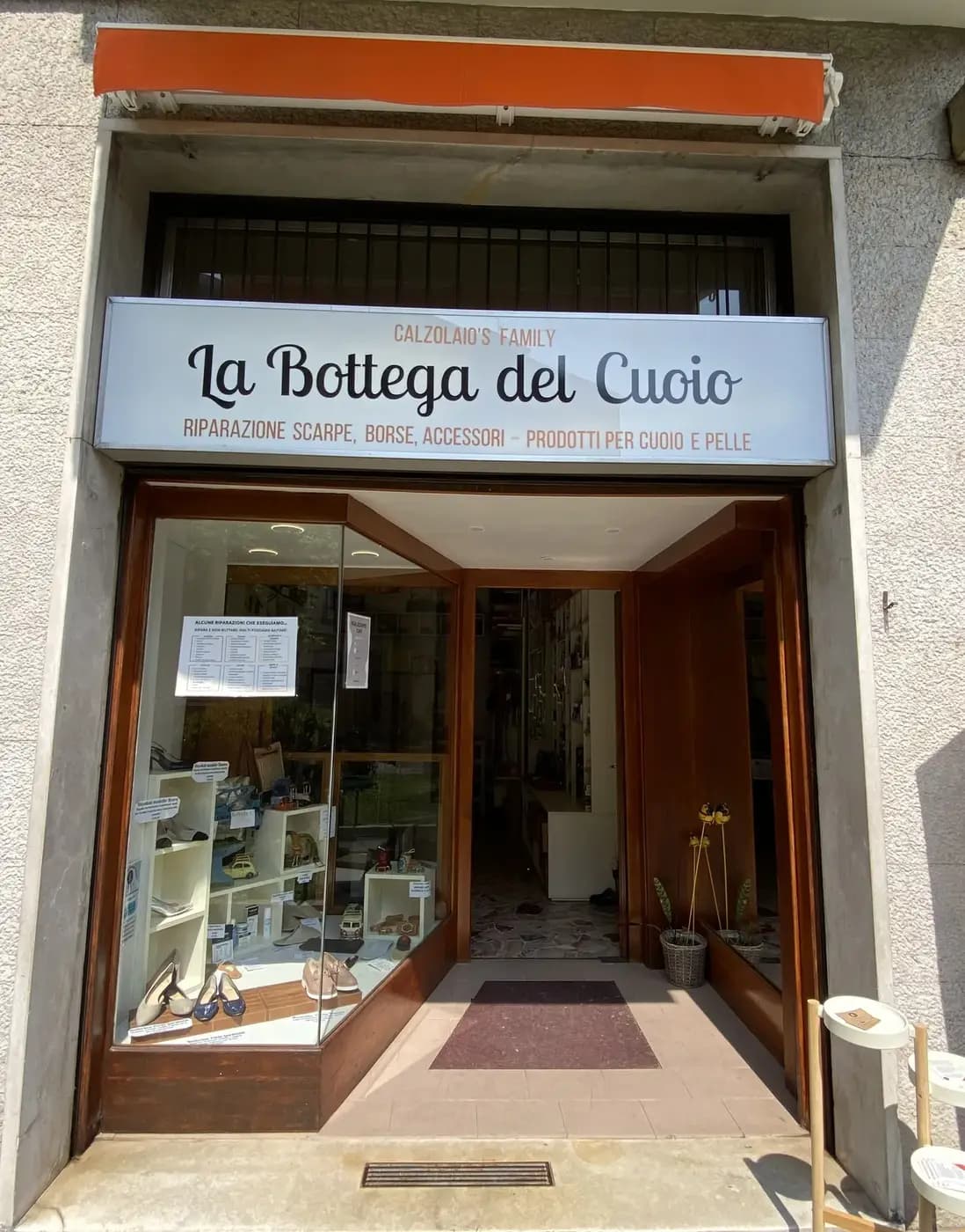 Scopri tutte le fasi della lavorazione delle suole – La Bottega del Cuoio